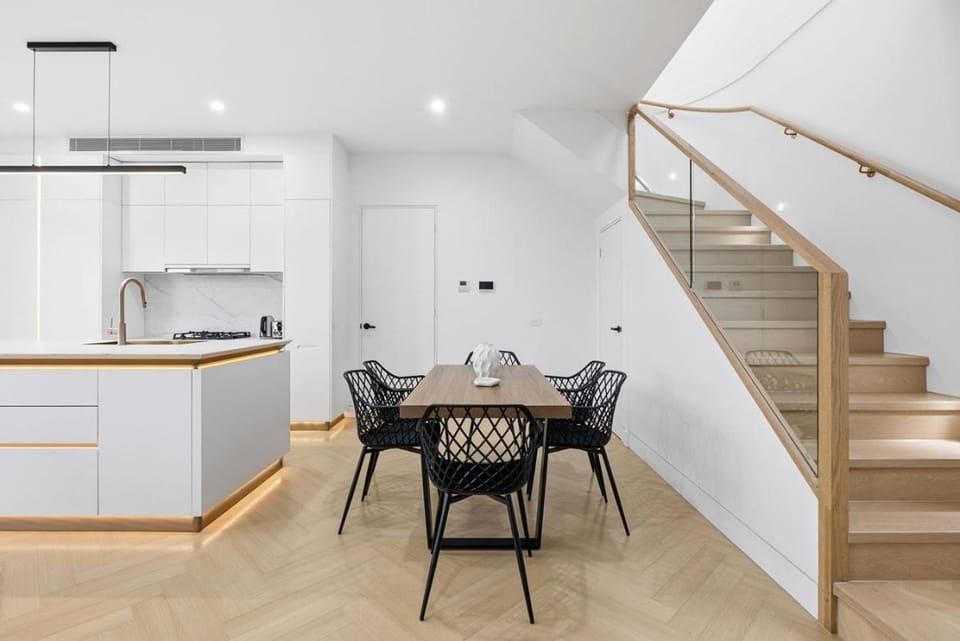 Kitchen or kitchenette, Dining area