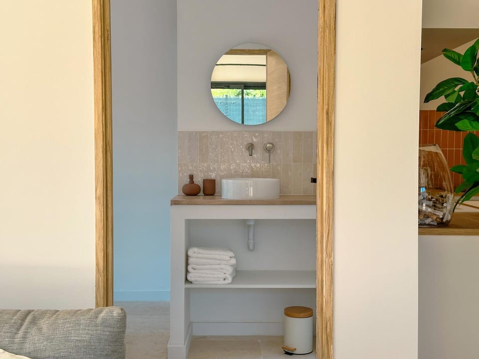 Bathroom, towels