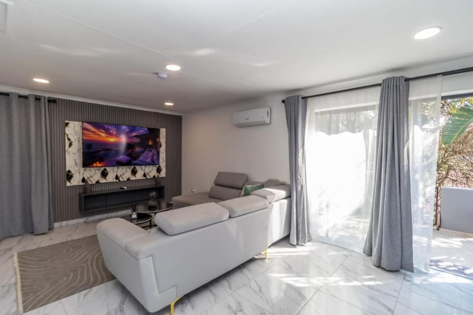Communal lounge/ TV room, TV and multimedia, Living room, Seating area, Evening entertainment, air conditioner