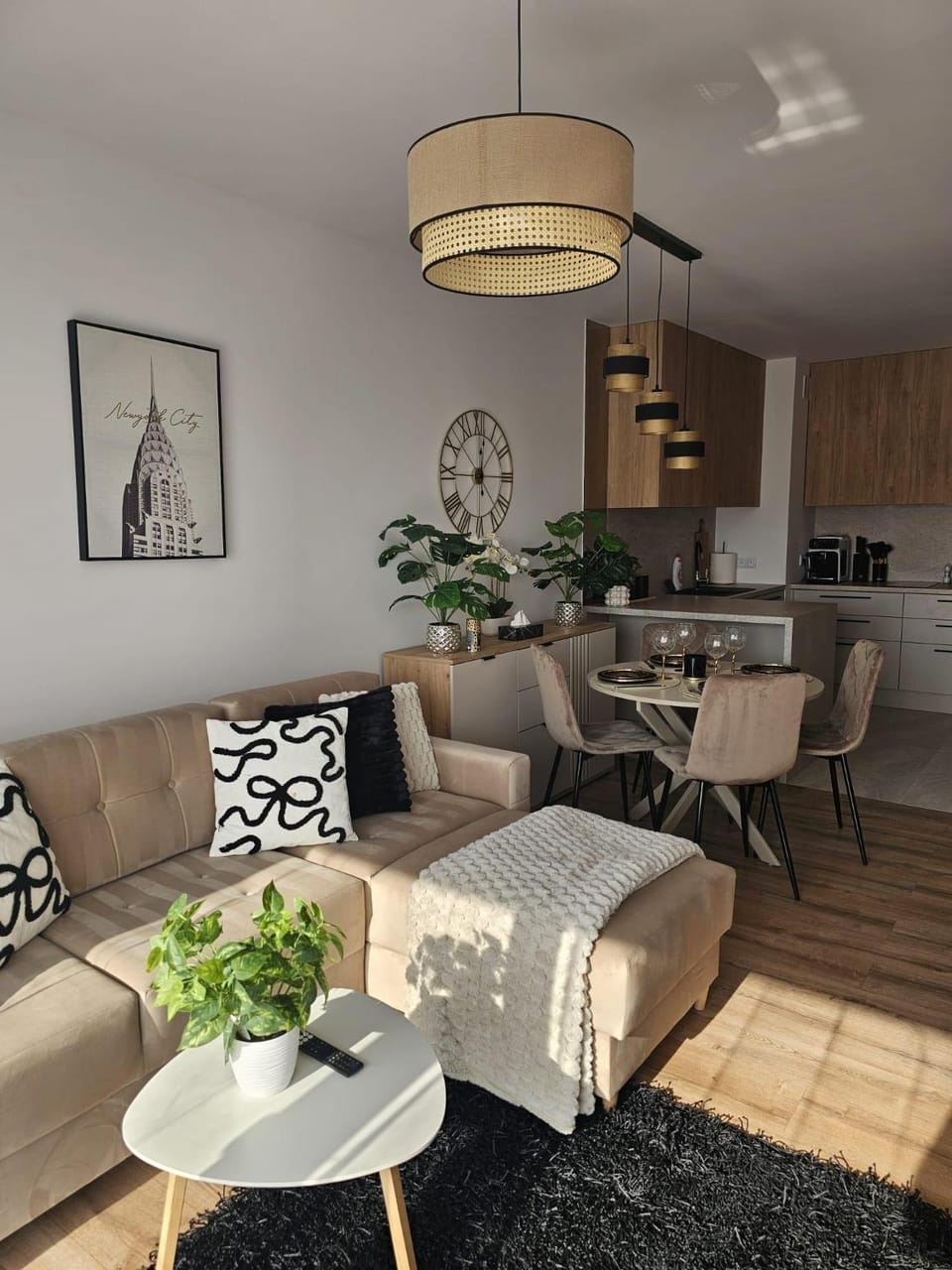 Kitchen or kitchenette, Living room, Seating area, Dining area