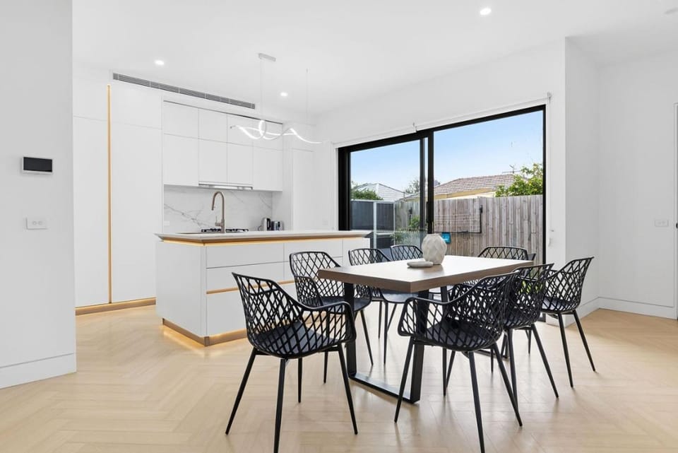Kitchen or kitchenette, Dining area