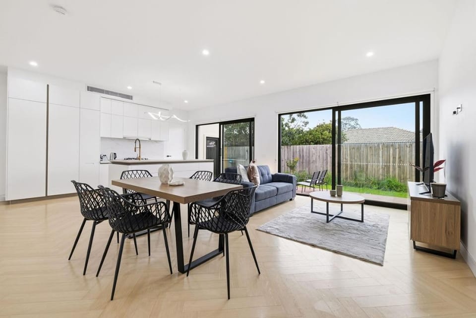 Kitchen or kitchenette, Living room, Seating area, Dining area