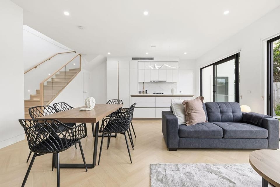 Kitchen or kitchenette, Living room, Seating area, Dining area