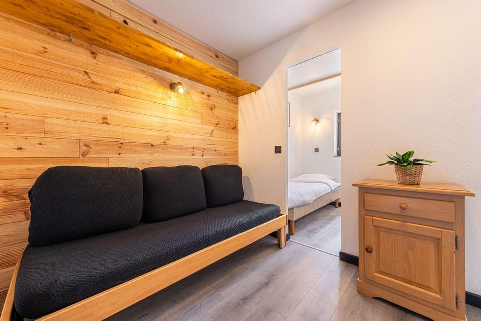 Residence Altineige, Ski In-Out with WiFi in Val Thorens, "V8" by Versant Collection Apartment in Les Allues