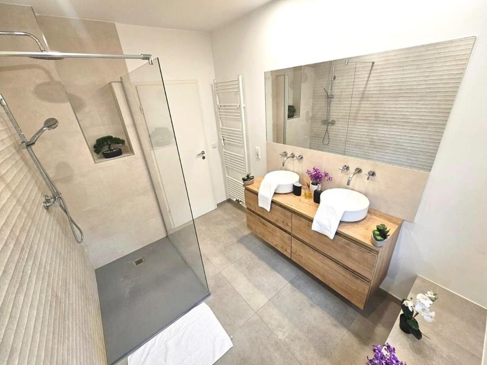 Contemporary 2 bedroom with parking space Apartment in Luxembourg