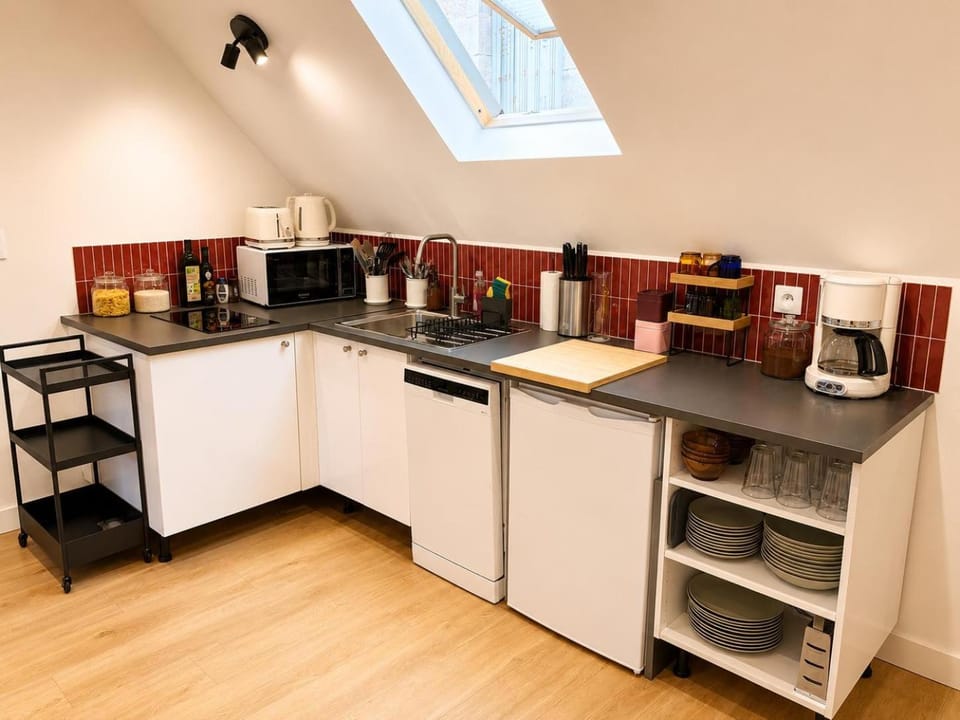 Coffee/tea facilities, dishwasher, microwave, stove, stove, toaster, toaster, washing machine, washing machine, kitchen, kitchen