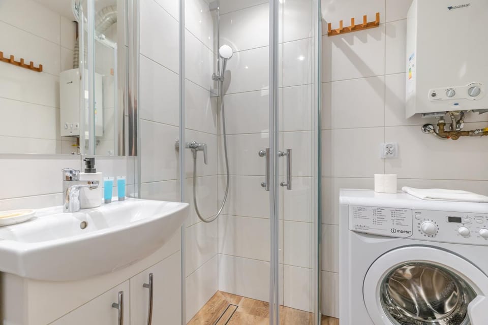 Shower, Bathroom, towels, washing machine