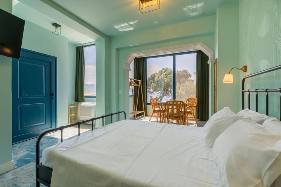 Bed, Natural landscape, Photo of the whole room