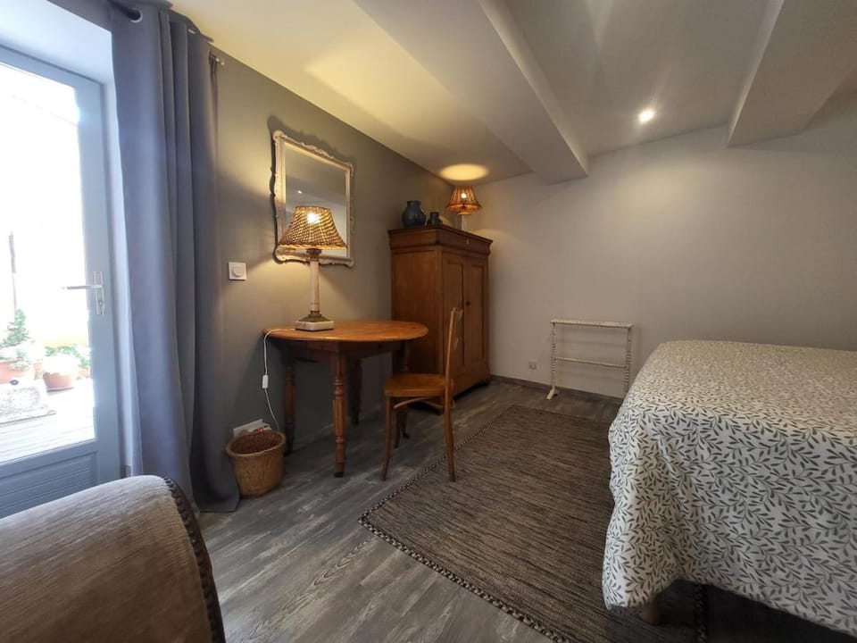 Room with flower-filled patio in the heart of the village Apartment in Céret