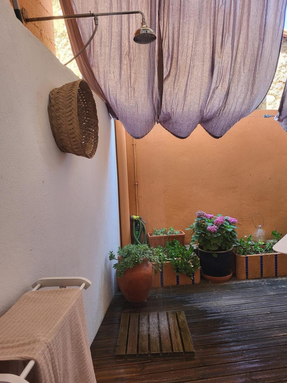 Room with flower-filled patio in the heart of the village Apartment in Céret