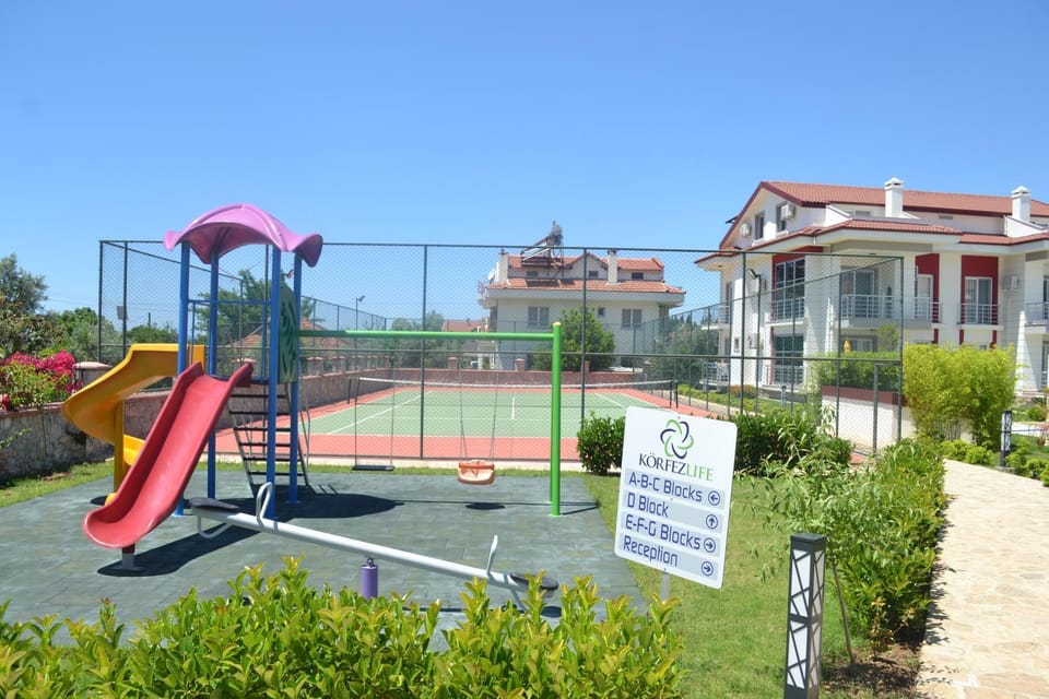 Communal lounge/ TV room, Facade/entrance, Day, Summer, BBQ facilities, Children play ground, Garden, Squash, Table tennis, View (from property/room), Tennis court, Evening entertainment, On site, Parking