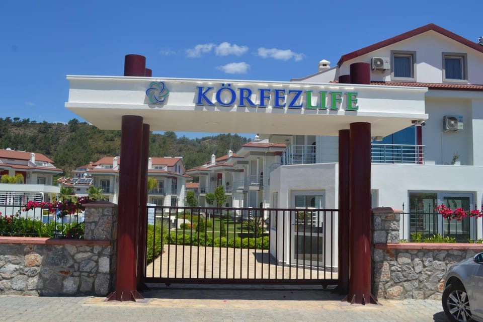 Property building, Facade/entrance, Off site, Day, Property logo or sign, Neighbourhood, Summer, Garden, Balcony/Terrace, Fitness centre/facilities, Other, Tennis court, Logo/Certificate/Sign, Text overlay, Garden view, Garden view, Mountain view, Mountain view, Pool view, Pool view, Street view, Area and facilities, Swimming pool, Sports, Location, Certificate/Award, Parking
