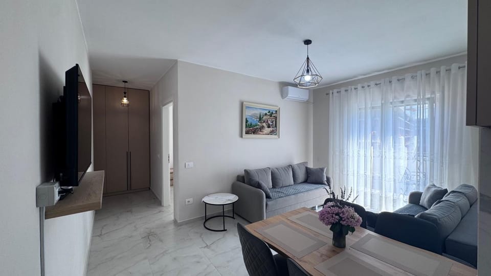 TV and multimedia, Living room, Seating area, Evening entertainment