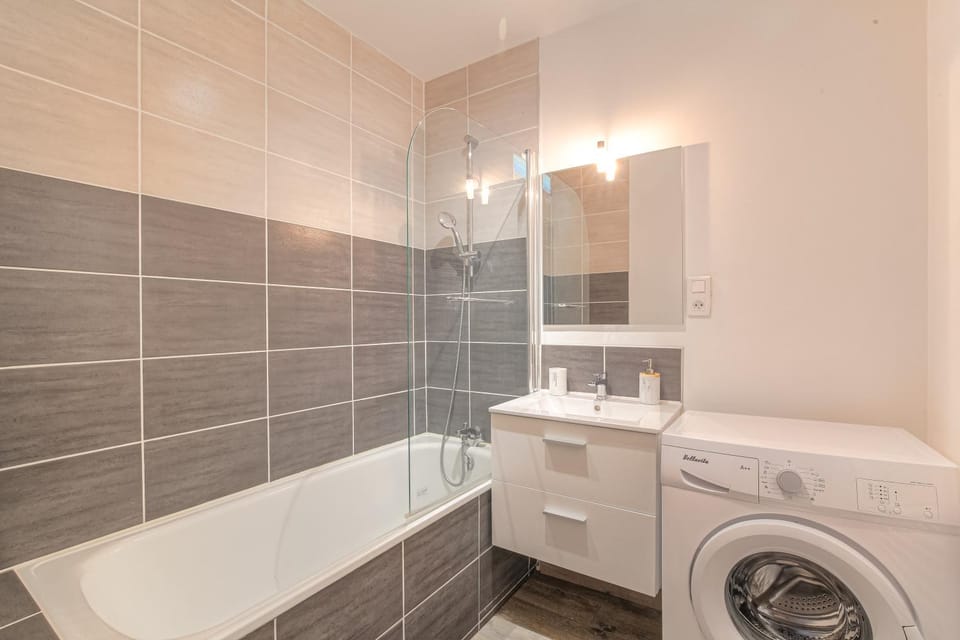 Bathroom, Bath, washing machine