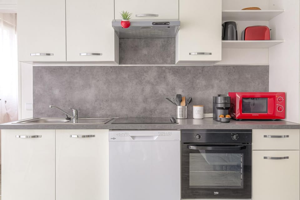 Coffee/tea facilities, dishwasher, oven, stove, toaster