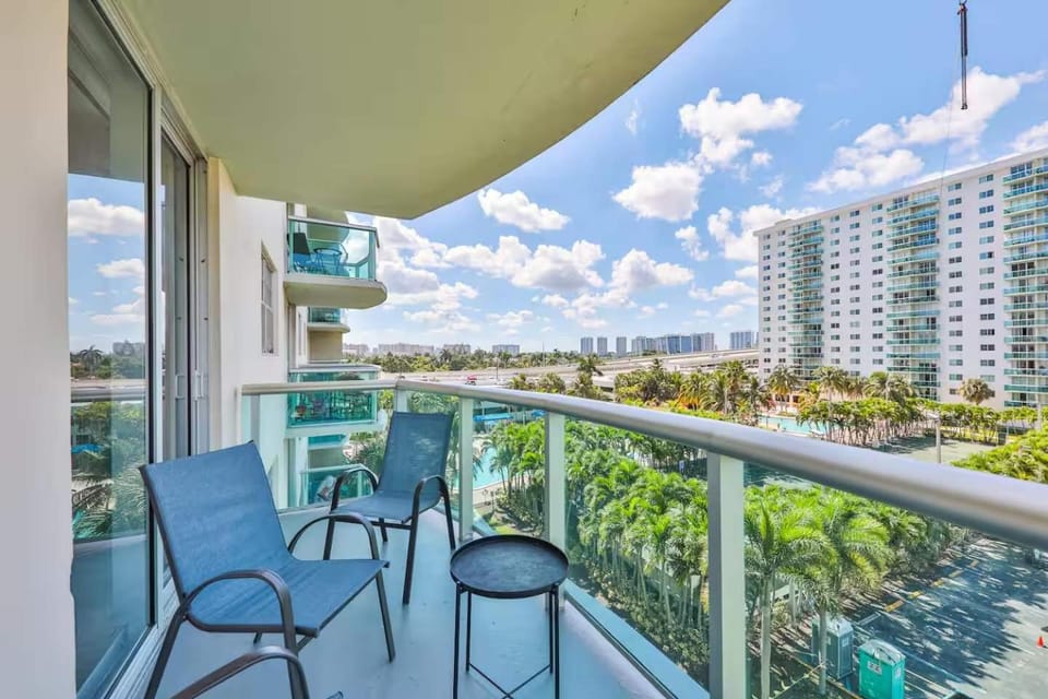 Bright Spacious 2BR Near Beach Pool Retreat Apartment in Sunny Isles Beach