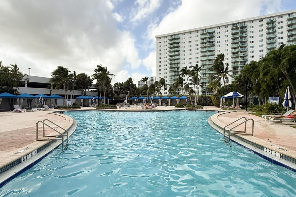 Bright Spacious 2BR Near Beach Pool Retreat Apartment in Sunny Isles Beach
