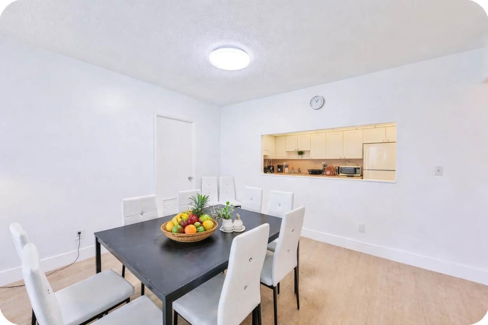 Bright Spacious 2BR Near Beach Pool Retreat Apartment in Sunny Isles Beach