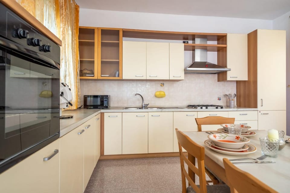 Coffee/tea facilities, Kitchen or kitchenette, Dining area, oven, stove