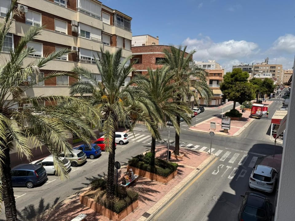 Neighbourhood, City view, Street view, Location, Parking