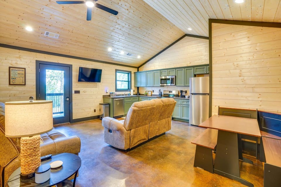 Family & Pet Friendly! Murray Cabin w/ Lake Access Cabin in Lake Barkley