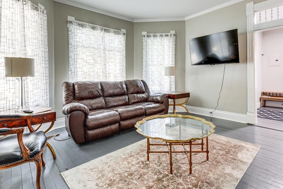 Mid-Term Stay in Mobile! Charming Retreat w/ Deck House in Mobile
