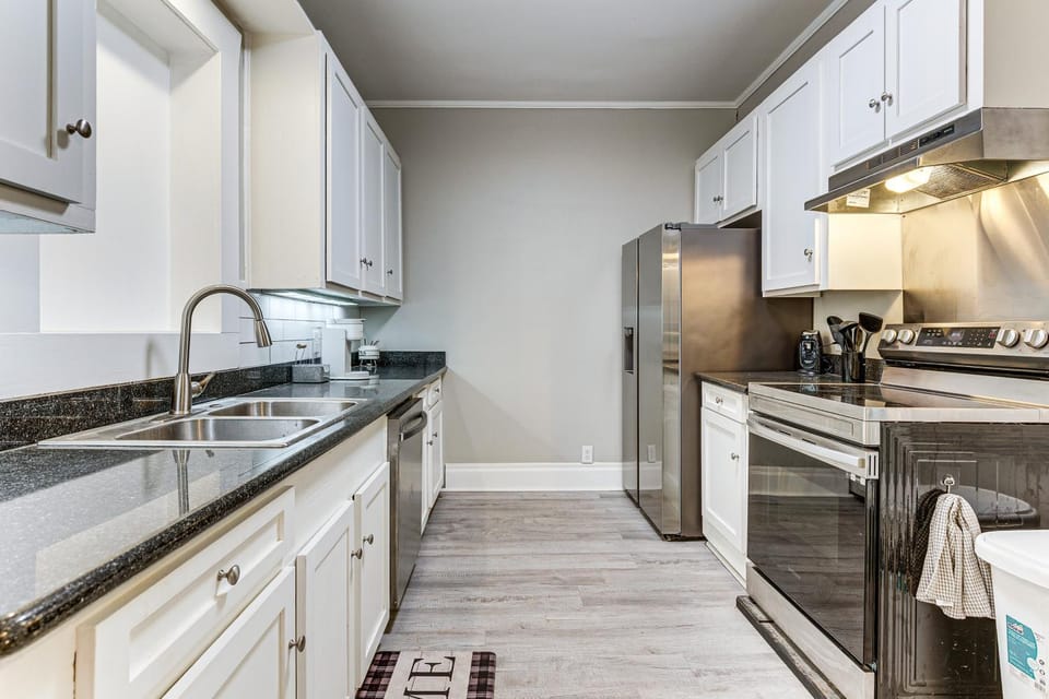 Mid-Term Stay in Mobile! Charming Retreat w/ Deck House in Mobile