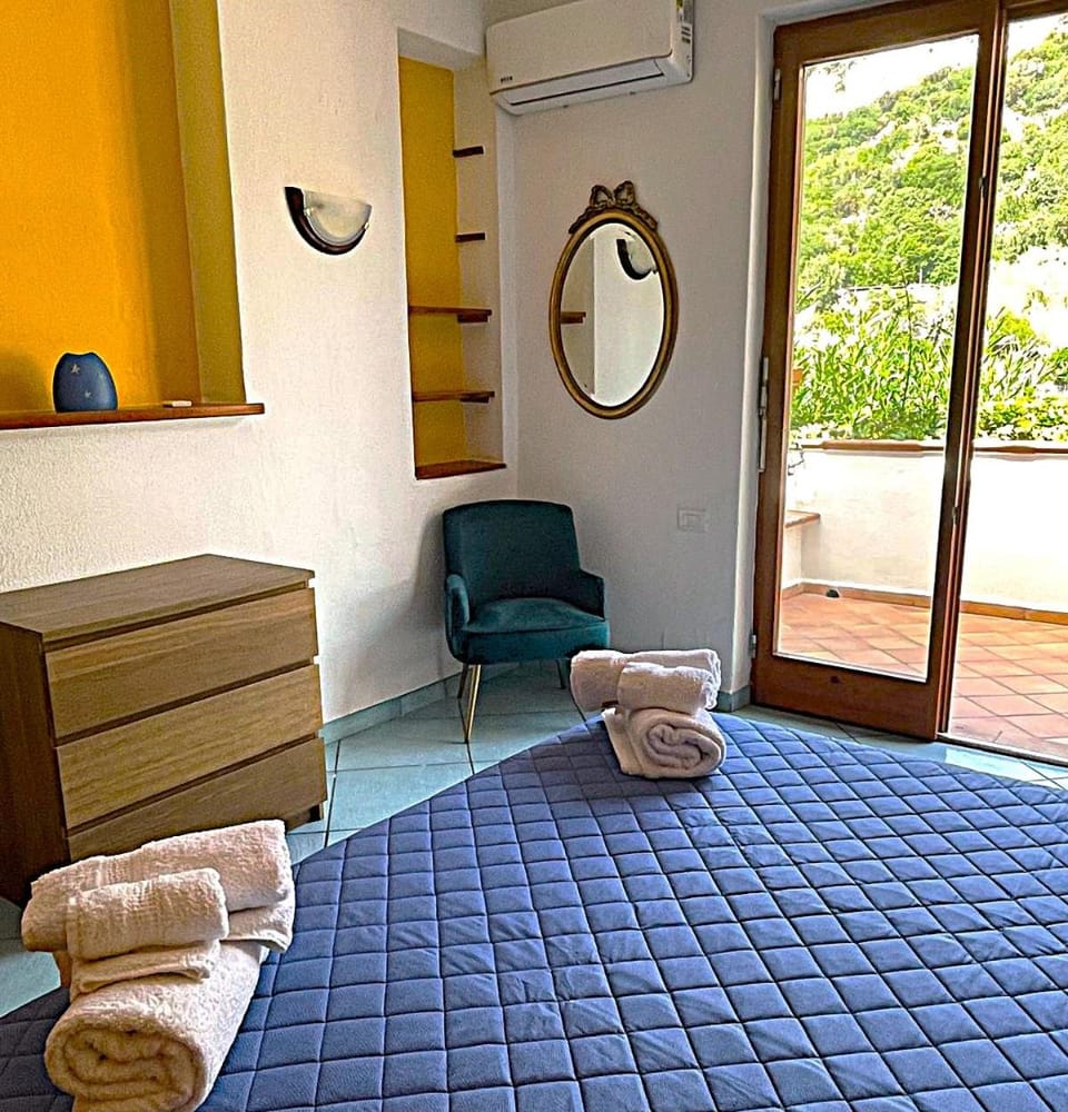 Bed, View (from property/room), Bedroom, Garden view