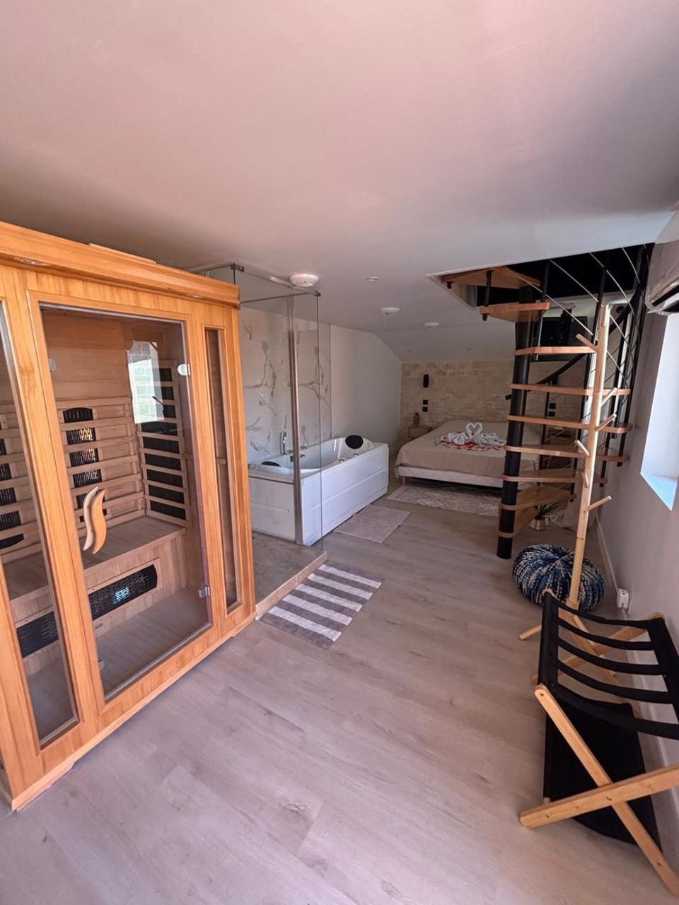 Suite romantique avec balneo et sauna Apartment in Centre-Val de Loire