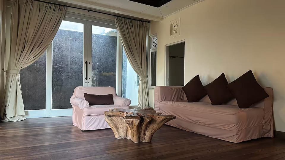 Bed, Living room, Seating area