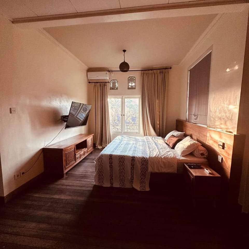 Bed, TV and multimedia, Photo of the whole room, Bedroom