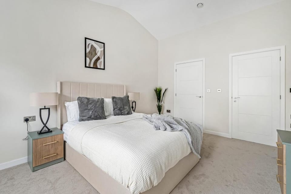 Luxury Gated Mews House with Private Parking House in London Borough of Ealing