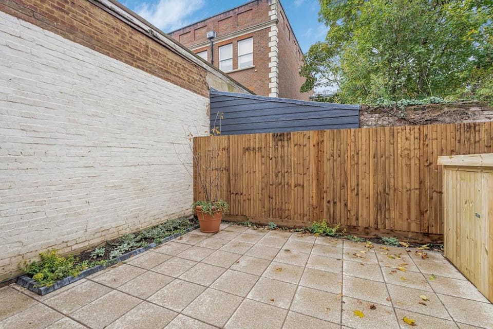 Luxury Gated Mews House with Private Parking House in London Borough of Ealing