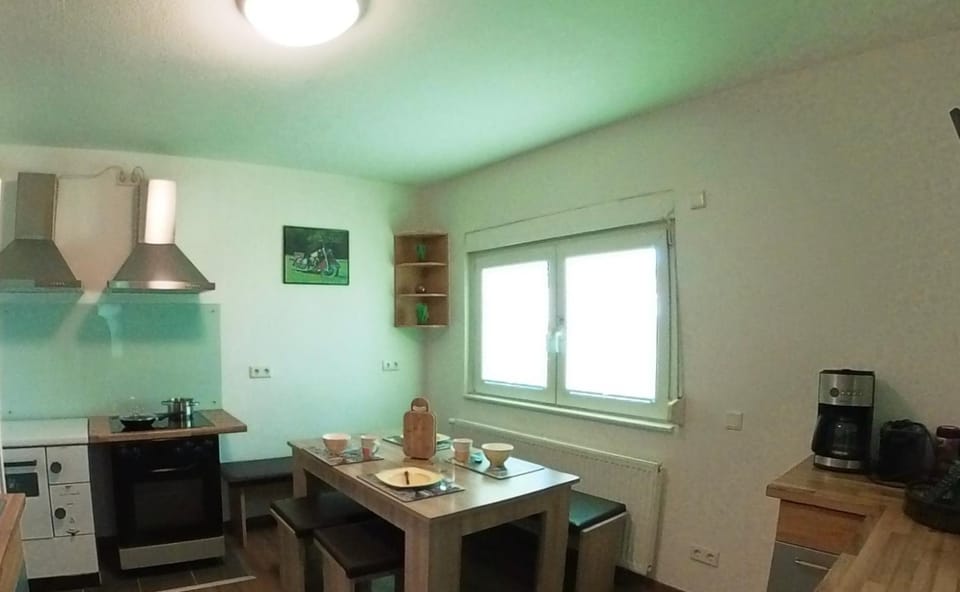 Coffee/tea facilities, Dining area, oven, stove, toaster