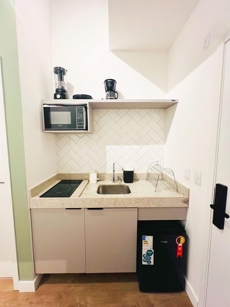 Kitchen or kitchenette, minibar, stove