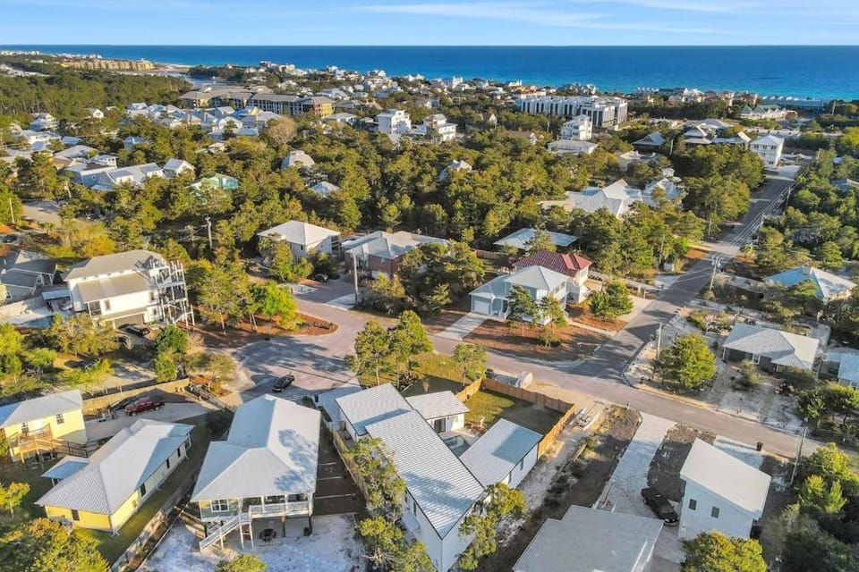 Home near beach and 30A with balcony yard patio grill Washer & Dryer House in South Walton County