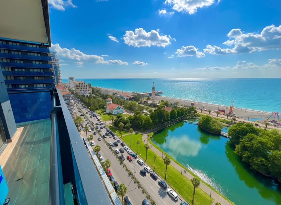 Nearby landmark, Communal lounge/ TV room, Day, Neighbourhood, Natural landscape, Bird's eye view, Beach, Evening entertainment, City view, Lake view, River view, Sea view, Street view, Location, Parking