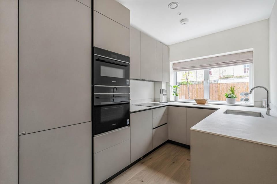 The Gated Townhouse Retreat House in London Borough of Ealing