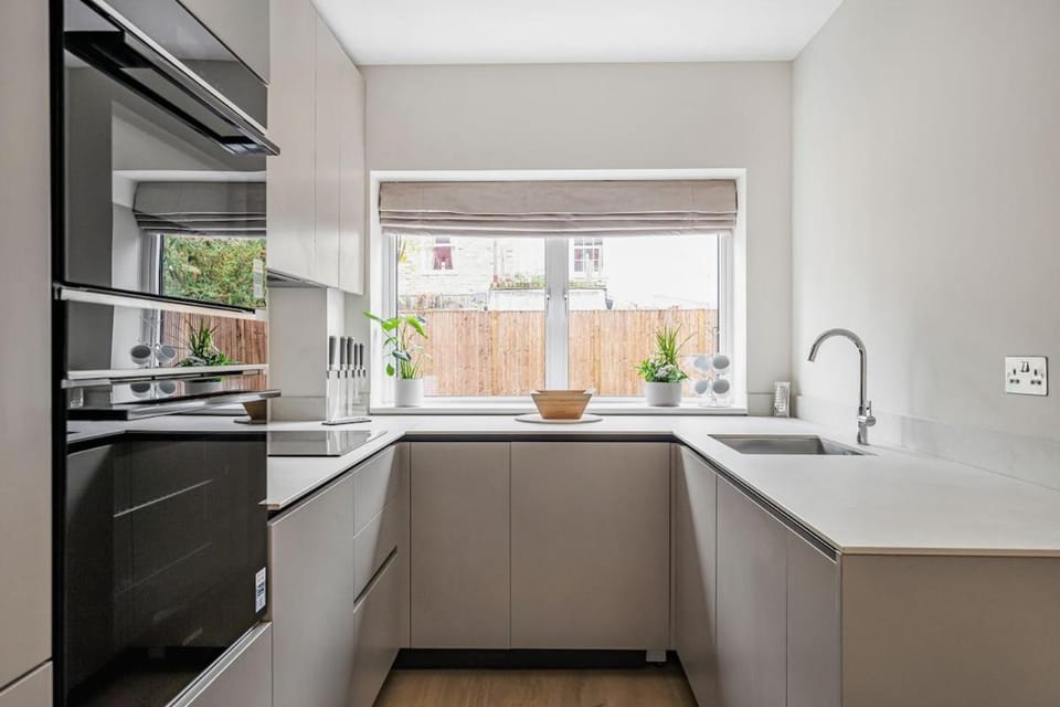 The Gated Townhouse Retreat House in London Borough of Ealing