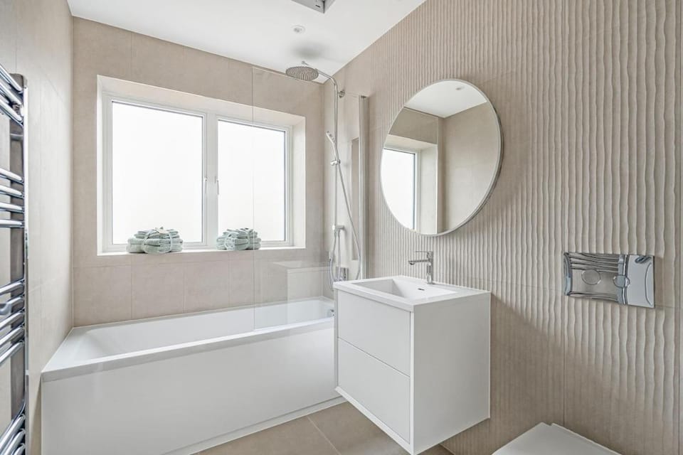 The Gated Townhouse Retreat House in London Borough of Ealing