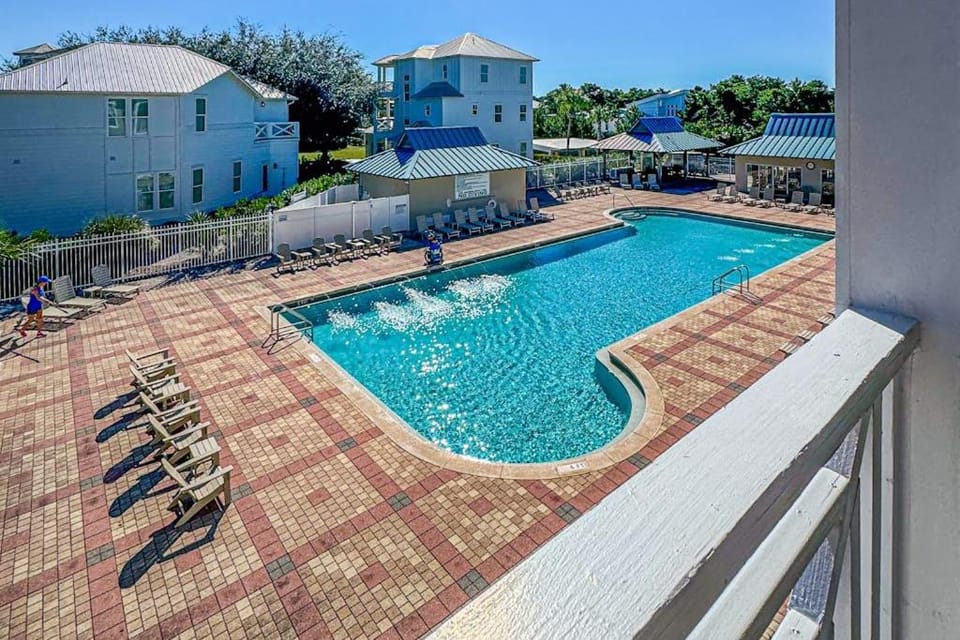 Blue Mountain Beach charming 2nd floor condo with pool view House in South Walton County