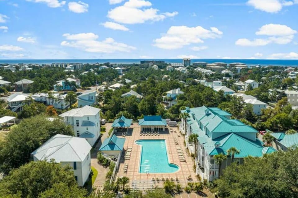Blue Mountain Beach charming 2nd floor condo with pool view House in South Walton County