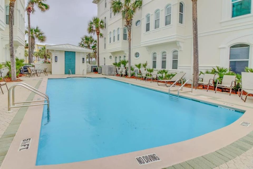 Beachfront escape with sweeping ocean views & shared pool - snowbirds welcome House in South Walton County
