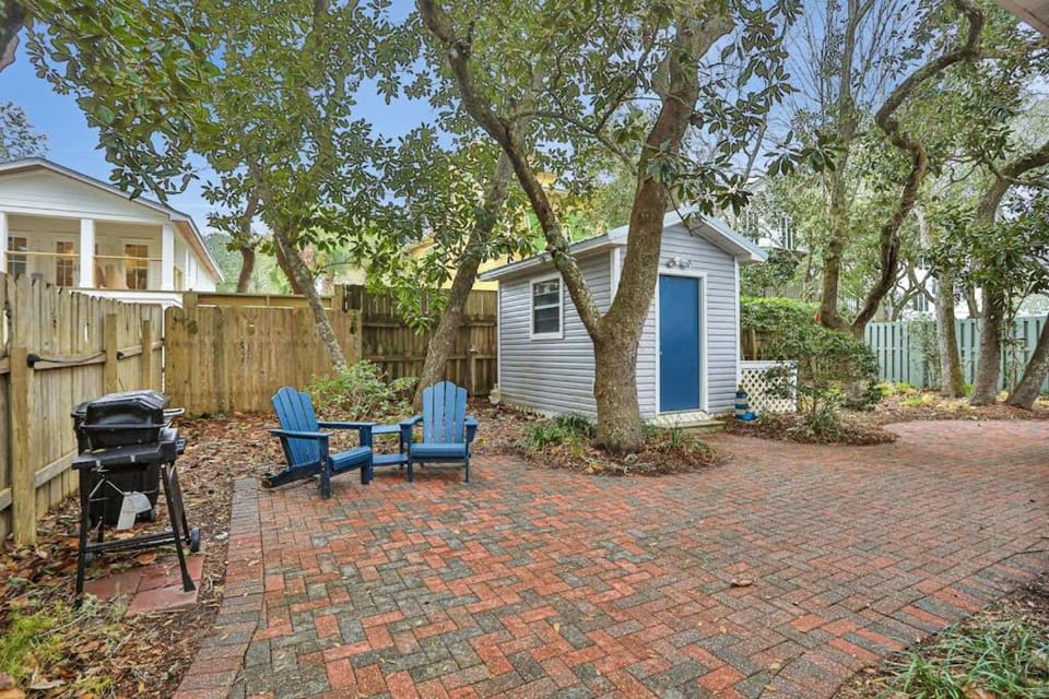 Centrally located home with enclosed yard grill high ceilings smart TVs & AC House in Seagrove Beach