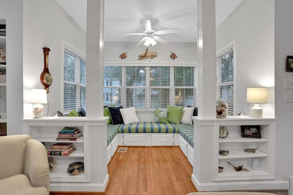 Centrally located home with enclosed yard grill high ceilings smart TVs & AC House in Seagrove Beach