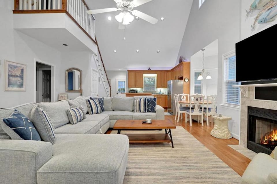 Centrally located home with enclosed yard grill high ceilings smart TVs & AC House in Seagrove Beach