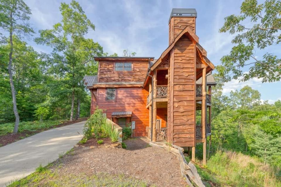 Fireside Retreat Spacious Cabin Rental in Blue R Cabin in Georgia