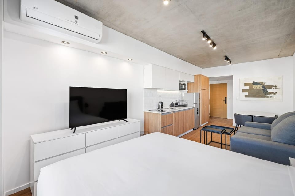 Bed, Kitchen or kitchenette, Seating area, air conditioner