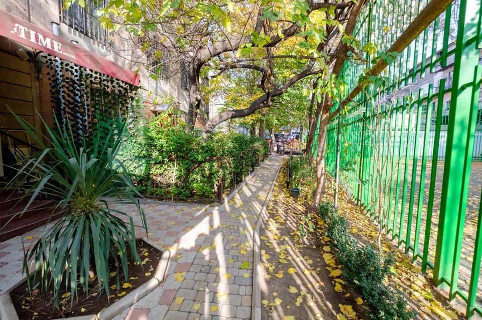 Facade/entrance, Garden, Balcony/Terrace