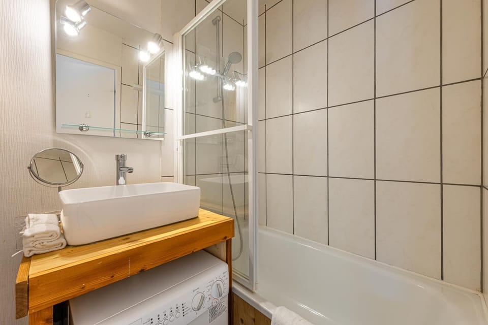Bathroom, Bath, towels